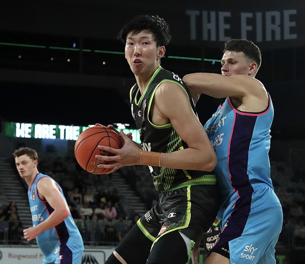 费耶诺德训练开放日；赛后扳平良机引欢呼；亚冠在即；身体对抗强度拉满的简单介绍