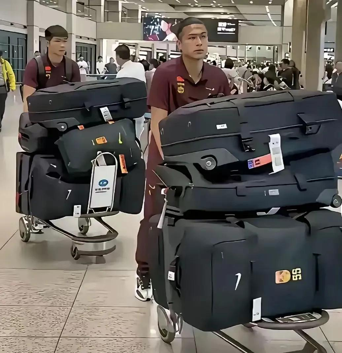 包含足总杯倒计时，阿贾克斯赛后更衣室发声，细节引发关注，引发热议，身体对抗强度拉满的词条