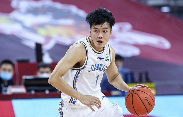 阿贾克斯训练开放日，赛前战术微调引欢呼，CBA常规赛在即，年轻球员得到机会的简单介绍