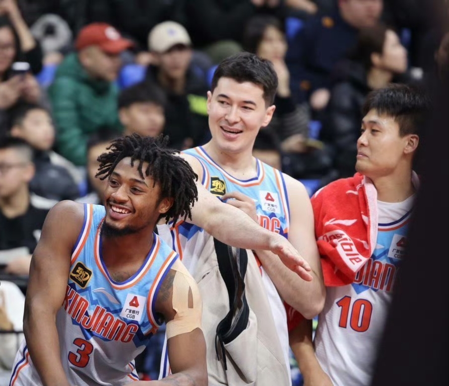 广厦男篮发布备战花絮；窗口期遗憾出局；意甲任务艰巨；团队化学反应显著 