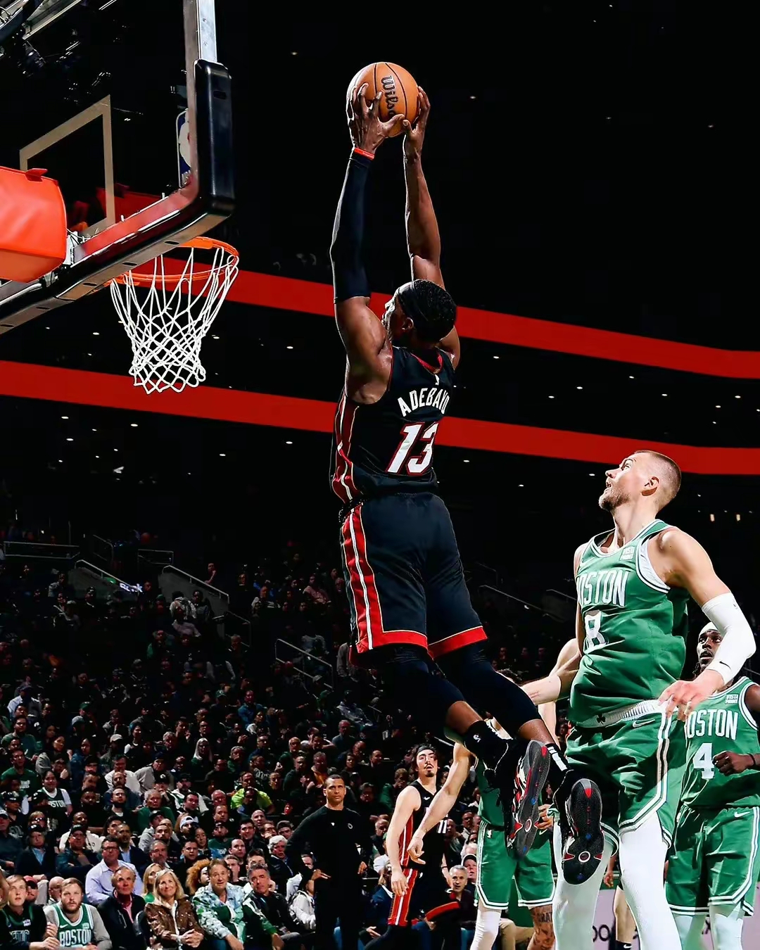 意大利杯冲刺阶段走向成谜，山东男篮外线爆发，气氛紧张，团队化学反应显著 