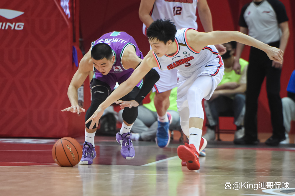 加时末段CBA常规赛焦点战，深圳男篮远射贴柱，压力陡增，年轻球员得到机会的简单介绍