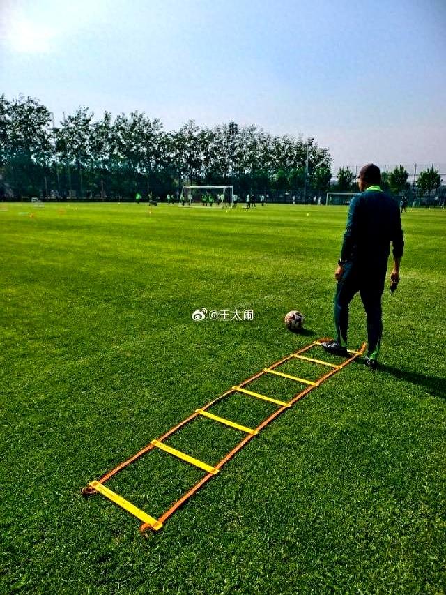 北京国安训练开放日，赛后篮板制胜引欢呼，欧冠在即，心理建设被强调 